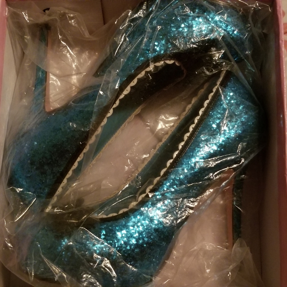 Shoes - Picture 2 of 4